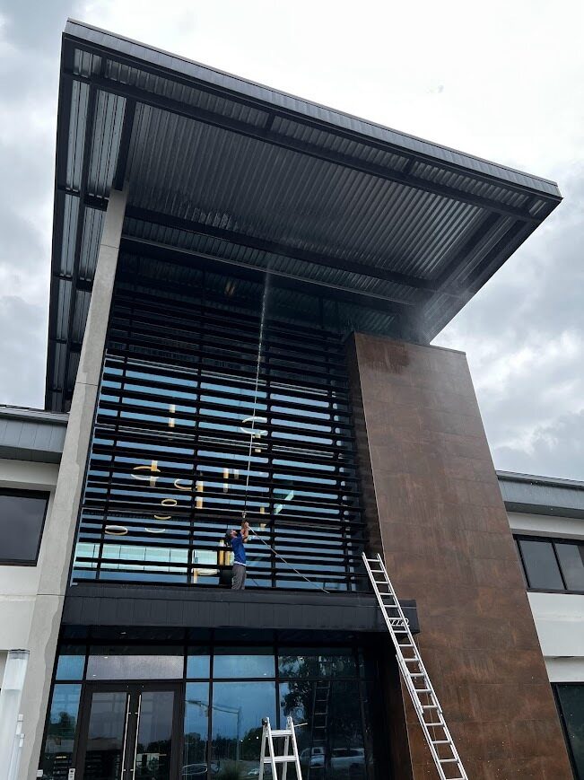 High-reach washing on a commercial building